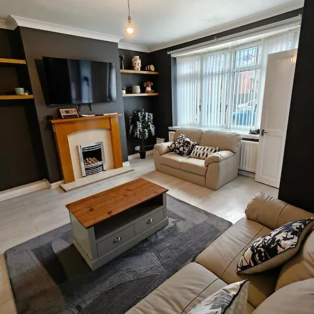 Pannell Avenue Spacious With Private Parking * Middlesbrough
