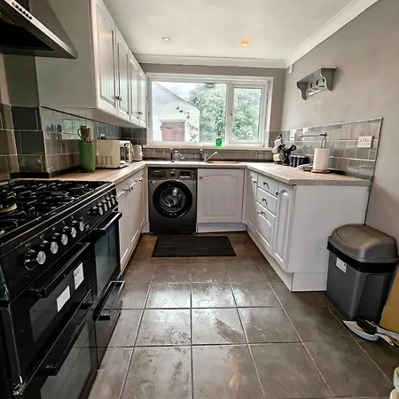 Pannell Avenue Spacious With Private Parking * Middlesbrough