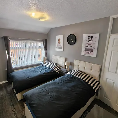 Pannell Avenue Spacious With Private Parking *